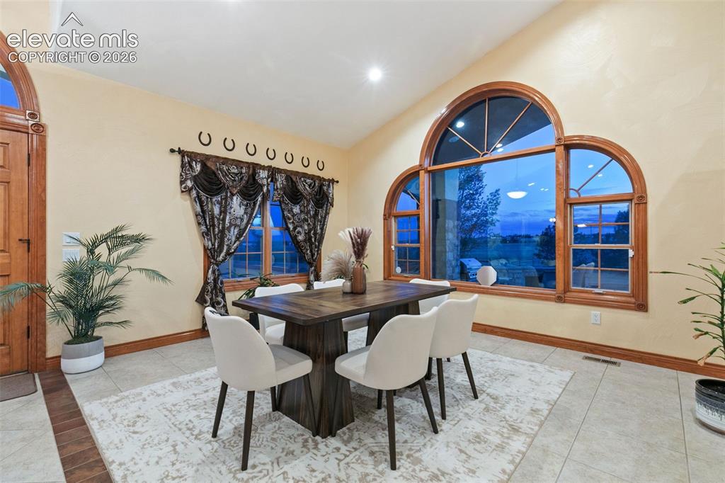 Image 21 of 49: Dining Area