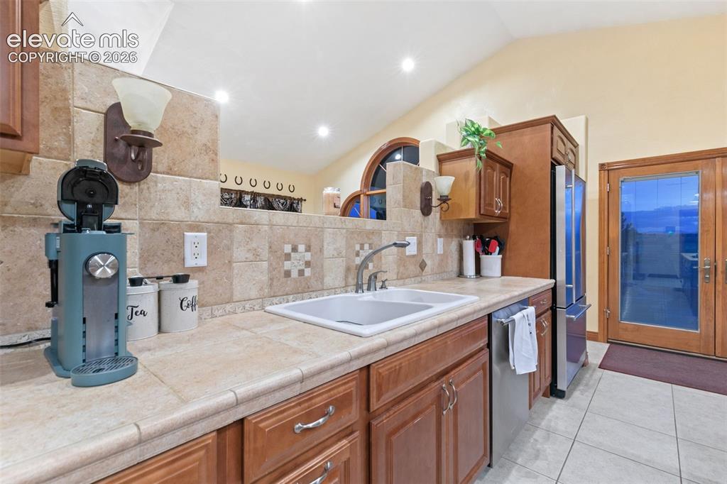 Image 34 of 49: Kitchen