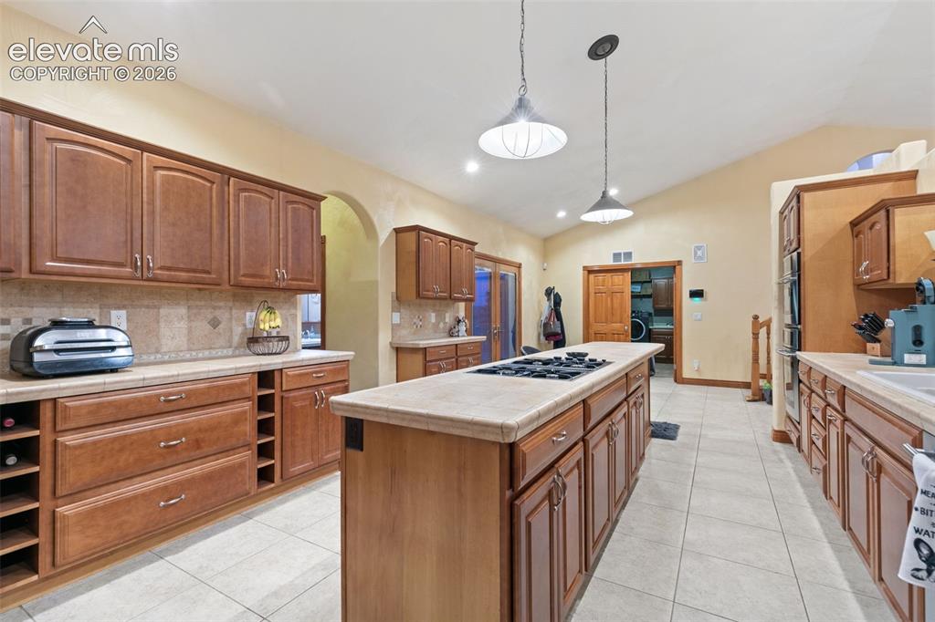Image 36 of 49: Kitchen