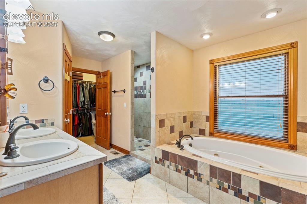 Image 41 of 49: Bathroom
