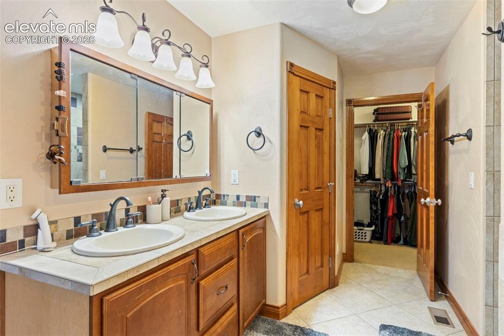 Image 42 of 49: Bathroom