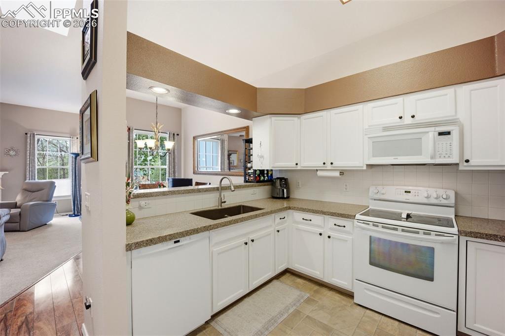 Image 15 of 42: Kitchen