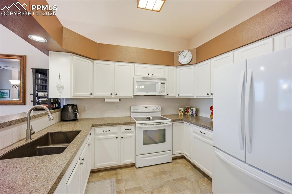 Image 16 of 42: Kitchen