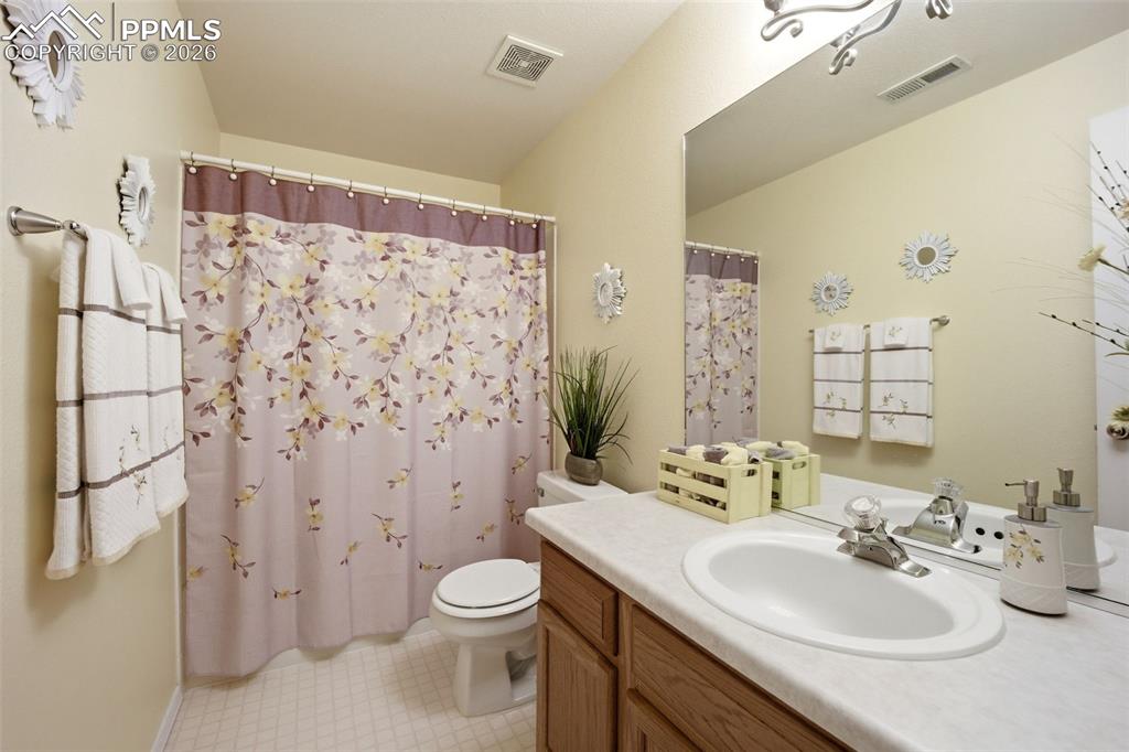 Image 29 of 42: Bathroom
