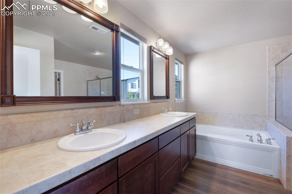 Image 24 of 45: Bathroom