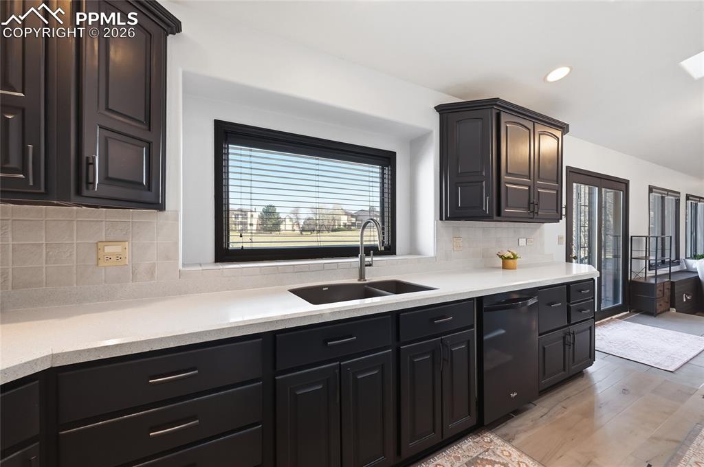 Image 10 of 25: Kitchen
