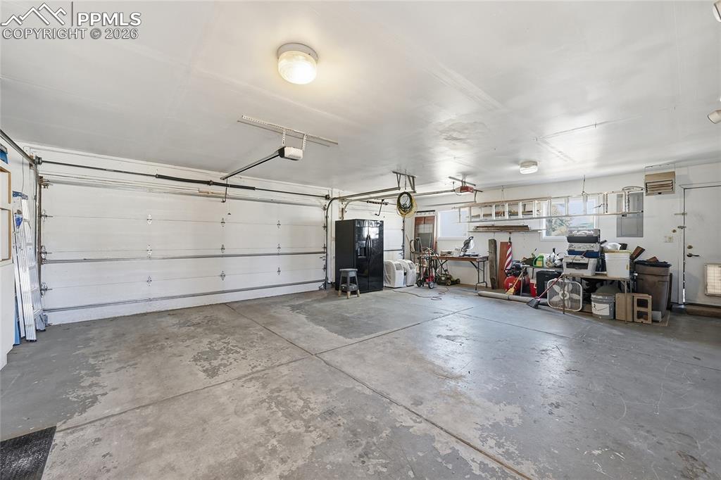 Image 12 of 25: Garage
