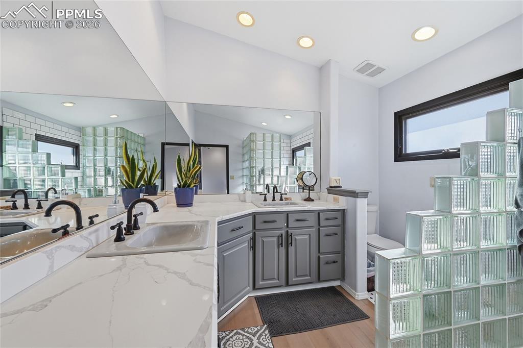 Image 14 of 25: Bathroom