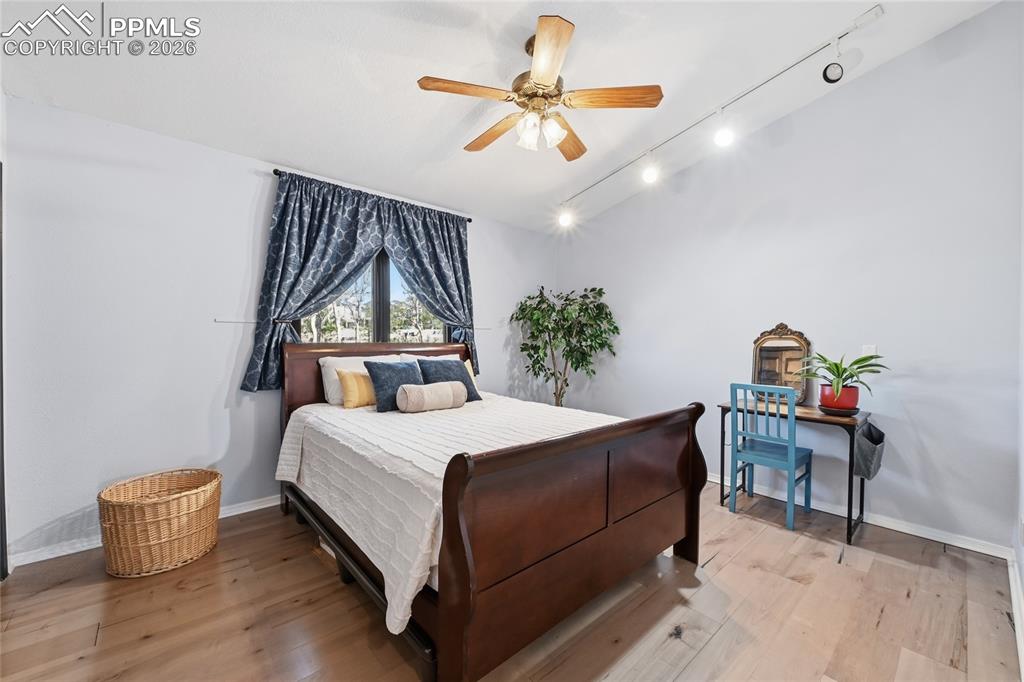 Image 16 of 25: Bedroom