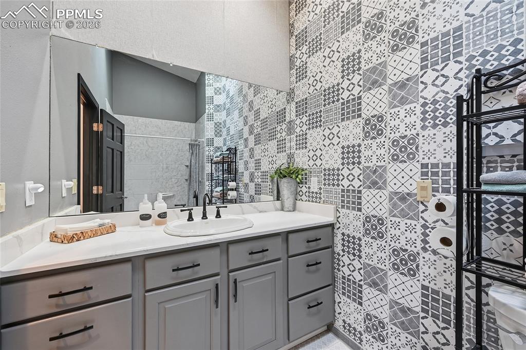 Image 17 of 25: Bathroom
