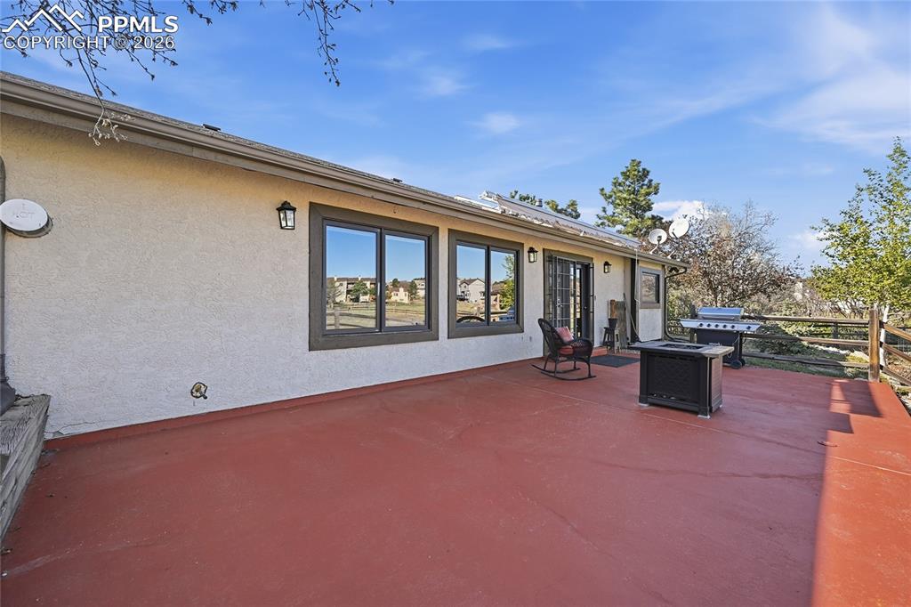 Image 19 of 25: Patio
