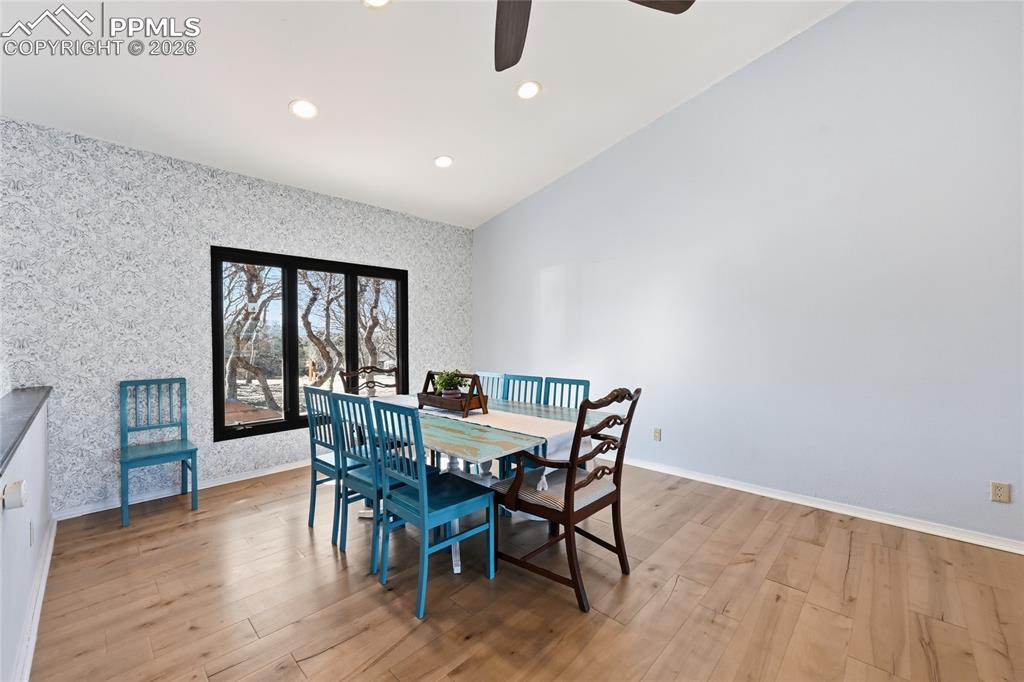 Image 4 of 25: Dining Area