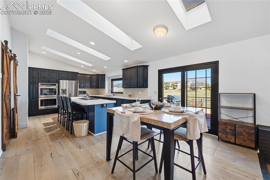 Image 7 of 25: Kitchen