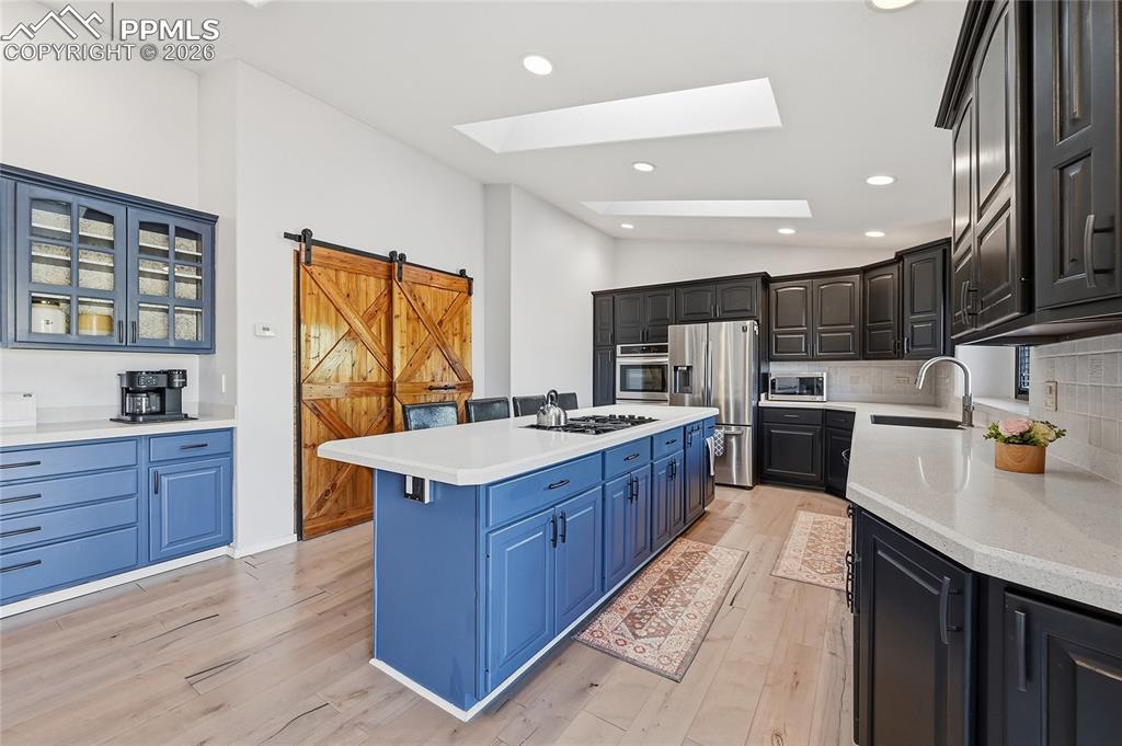 Image 8 of 25: Kitchen
