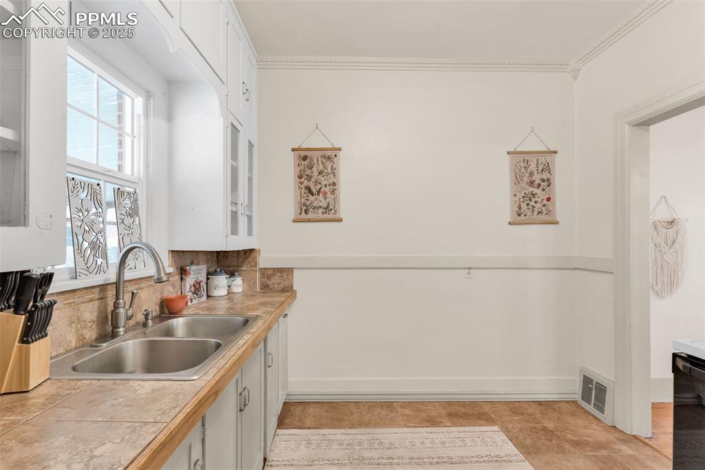 Image 11 of 39: Kitchen