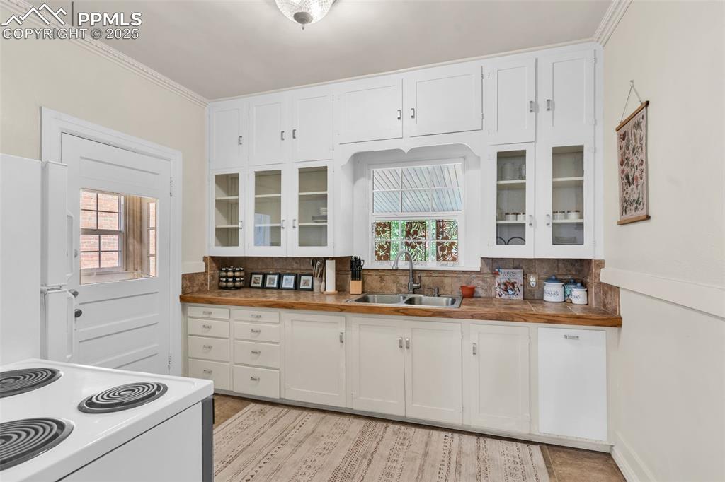 Image 12 of 39: Kitchen