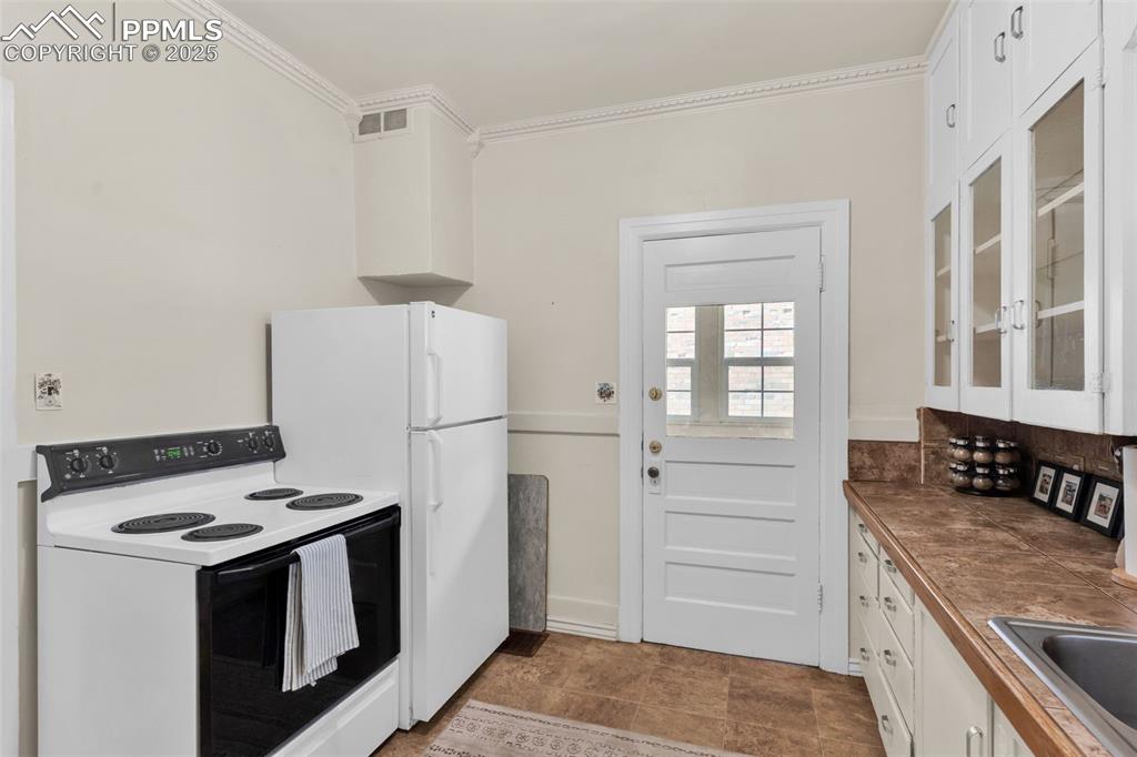 Image 13 of 39: Kitchen