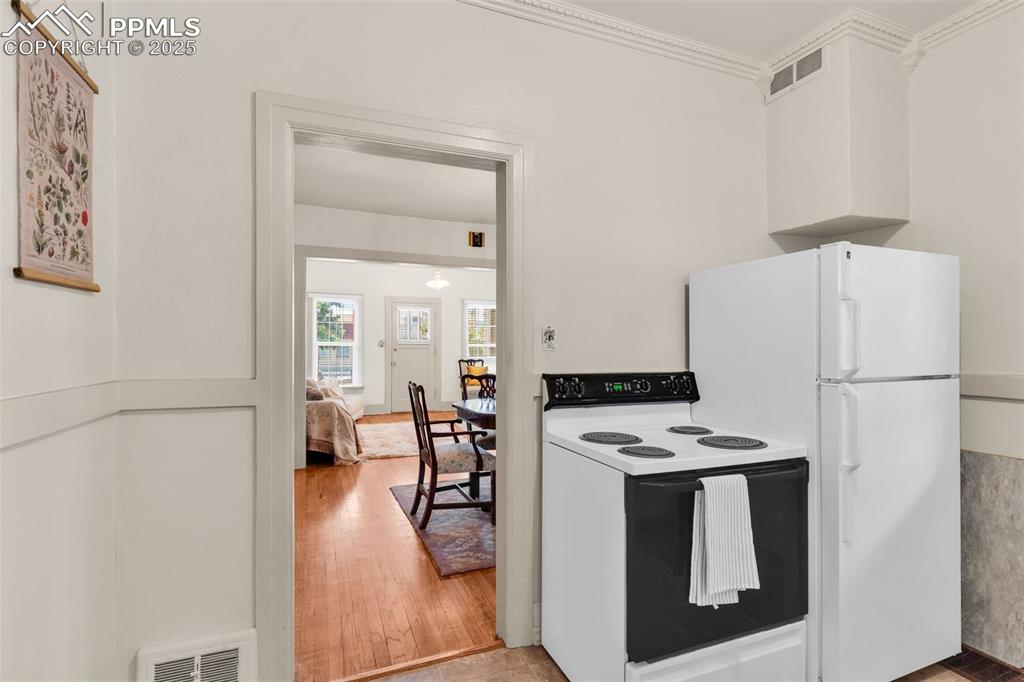 Image 14 of 39: Kitchen