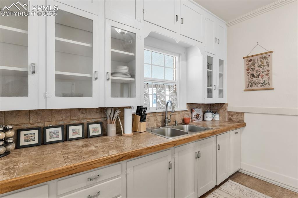 Image 15 of 39: Kitchen