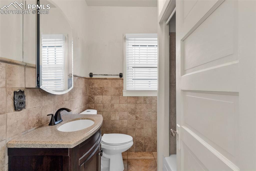 Image 18 of 39: Bathroom