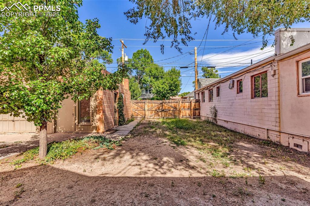 Image 35 of 39: Yard