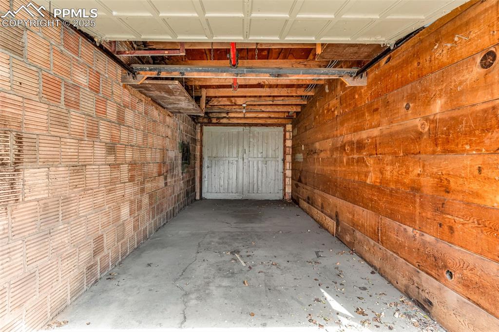 Image 39 of 39: Garage