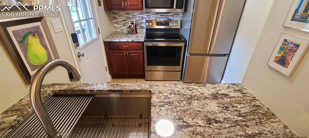 Image 11 of 47: Kitchen