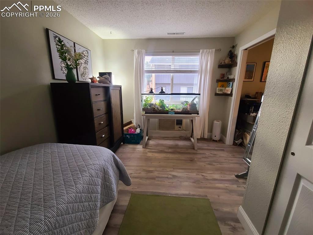 Image 18 of 47: Bedroom