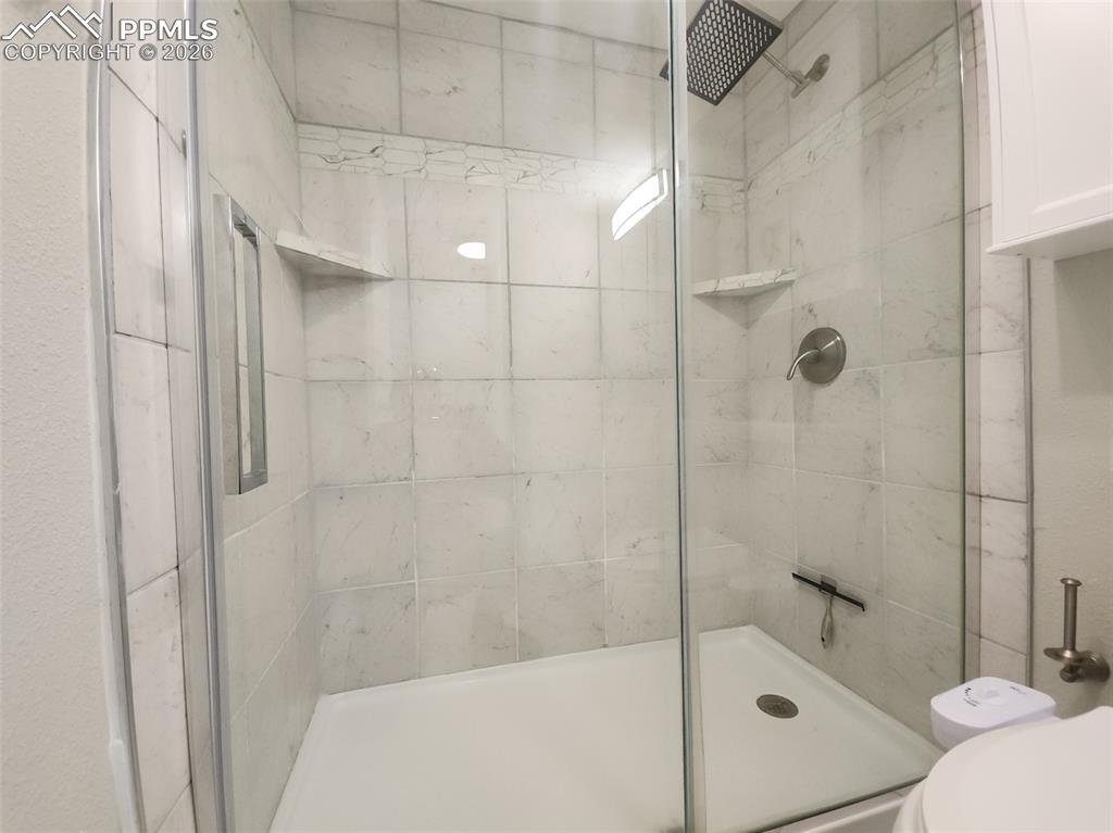 Image 26 of 47: Bathroom