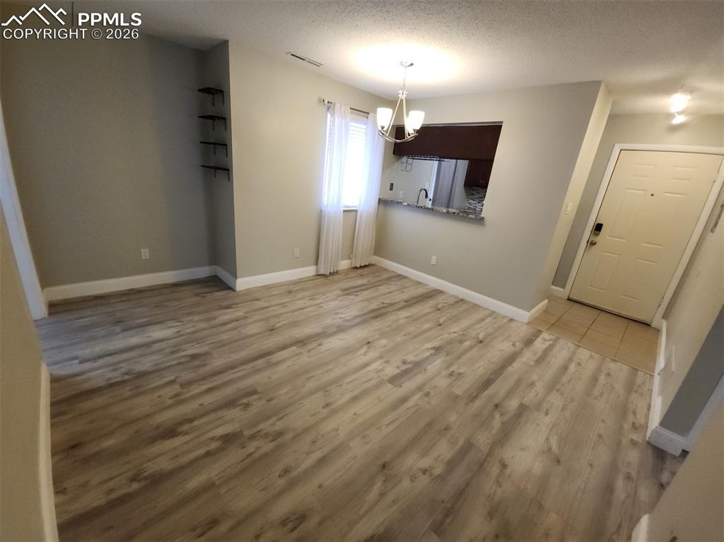 Image 33 of 47: Dining Area