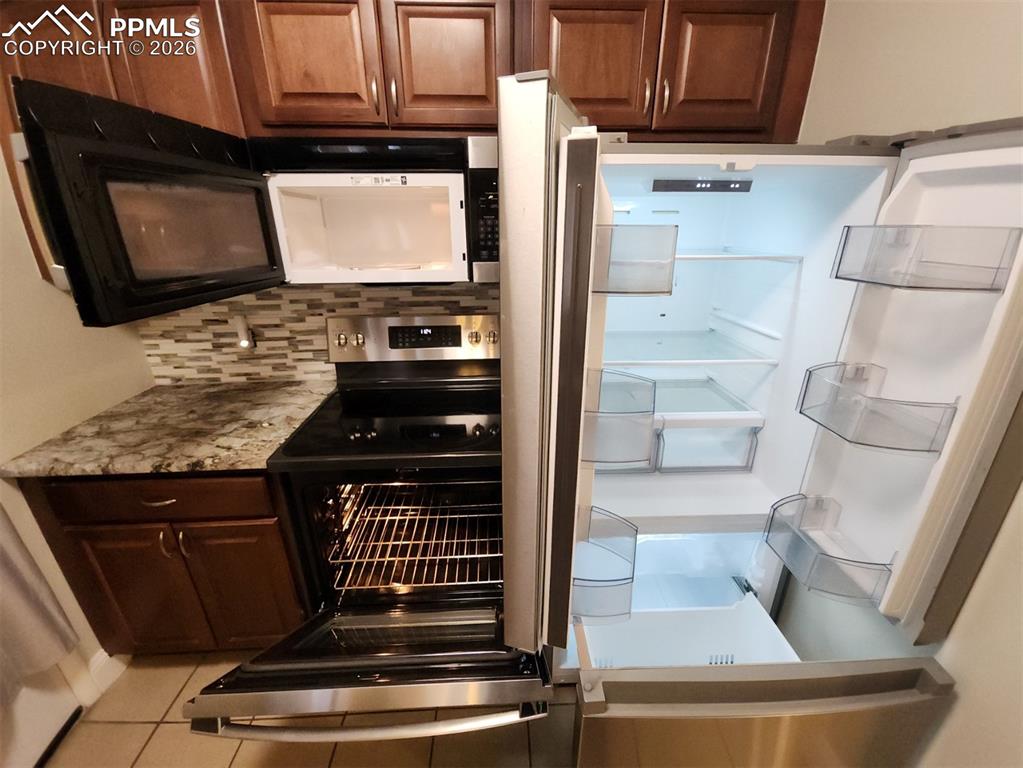 Image 35 of 47: Kitchen