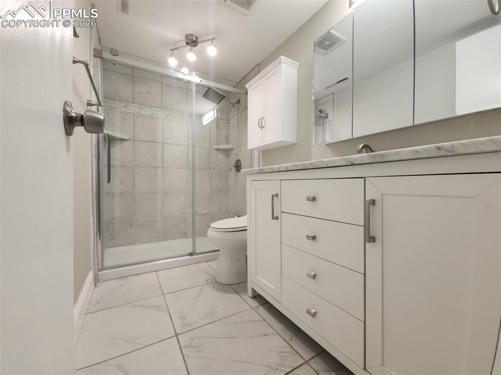 Image 45 of 47: Bathroom