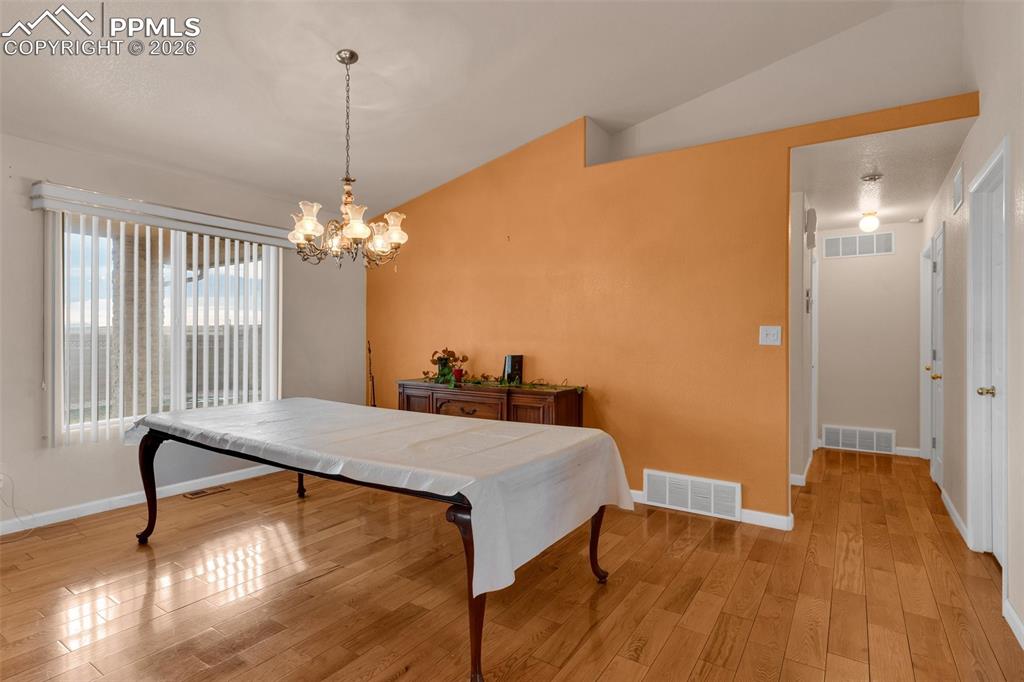 Image 14 of 46: Dining Area