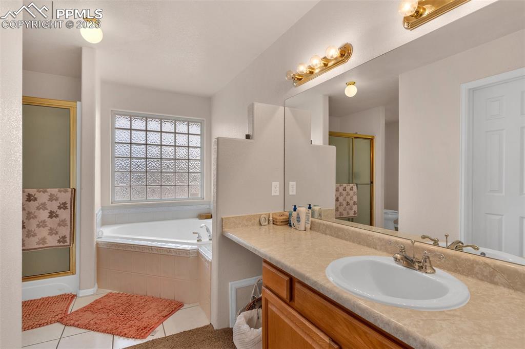 Image 20 of 46: Bathroom