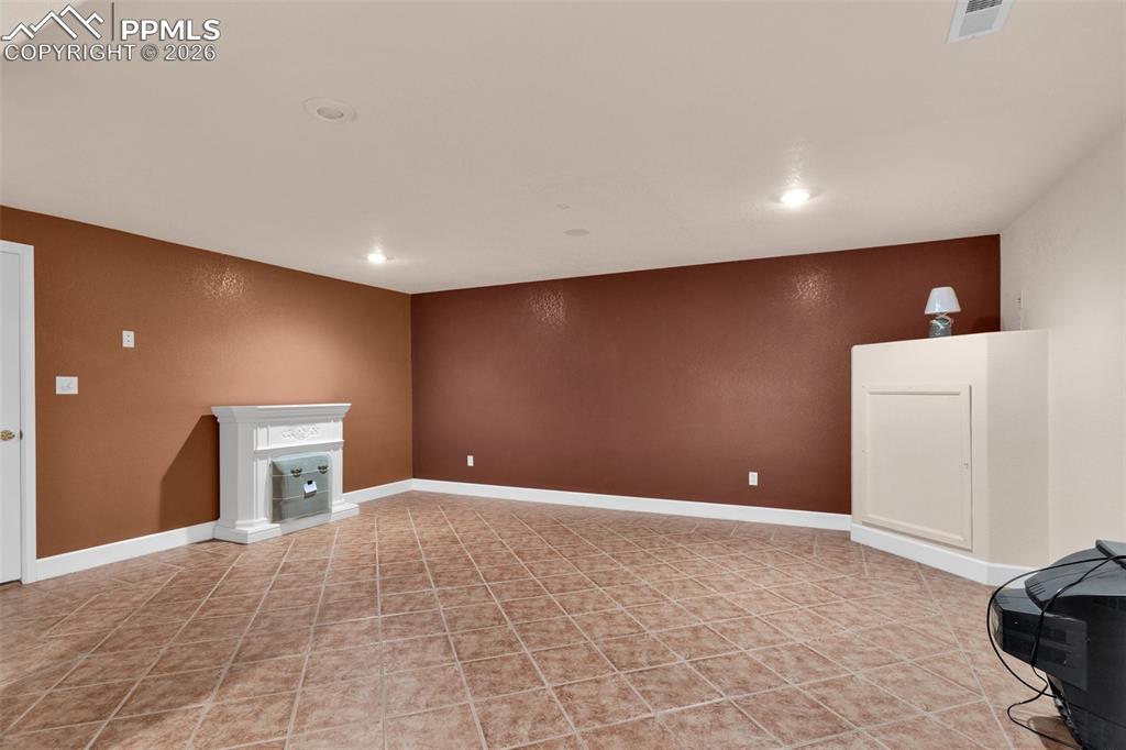 Image 26 of 46: Living Room