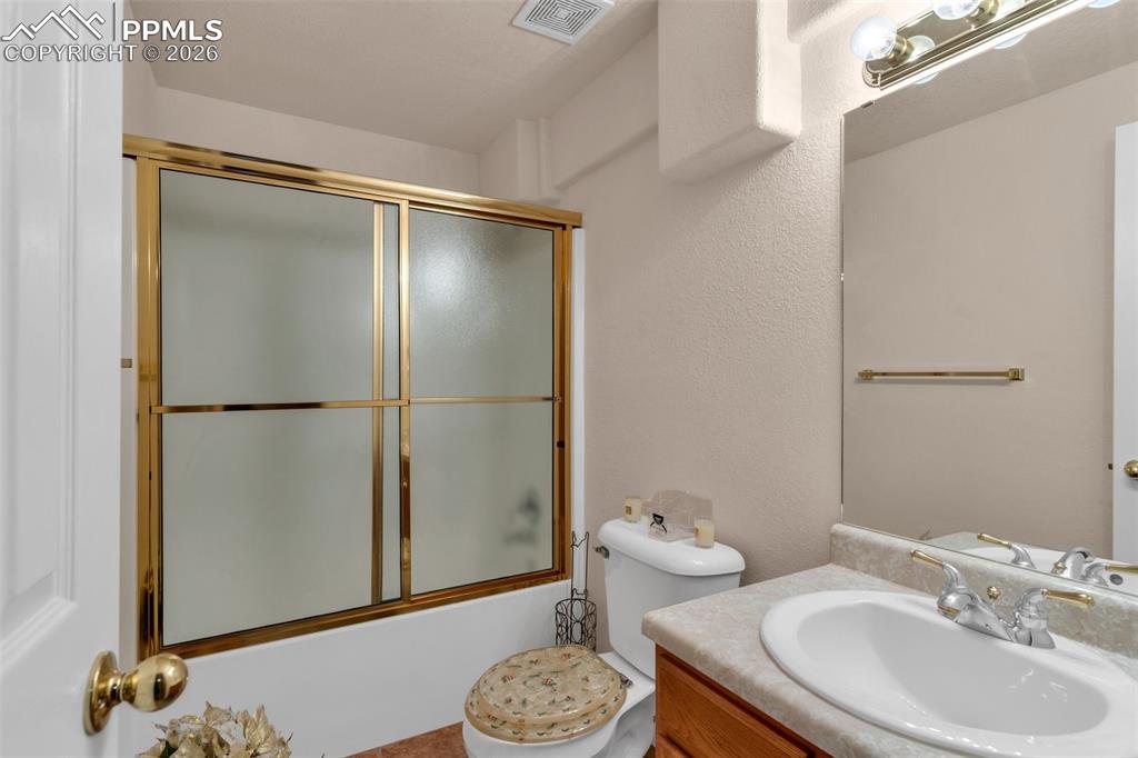 Image 31 of 46: Bathroom