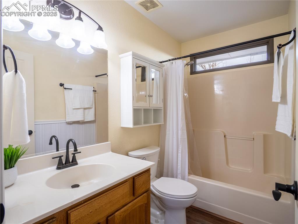 Image 17 of 30: Bathroom