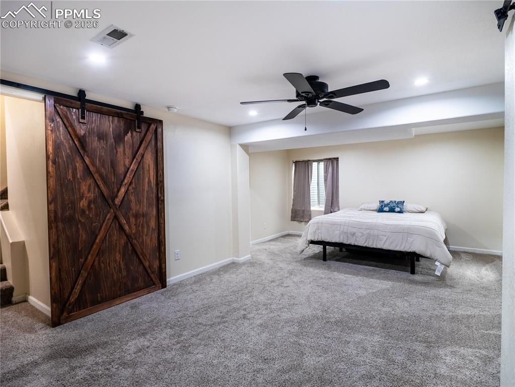 Image 23 of 30: Bedroom