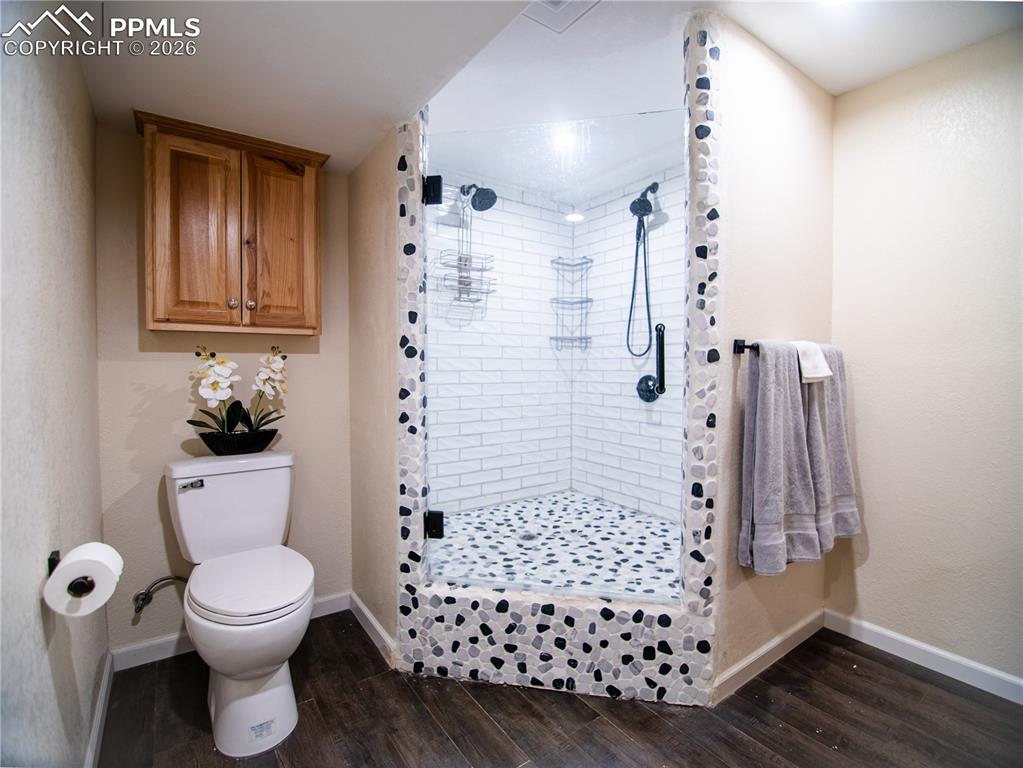 Image 25 of 30: Bathroom