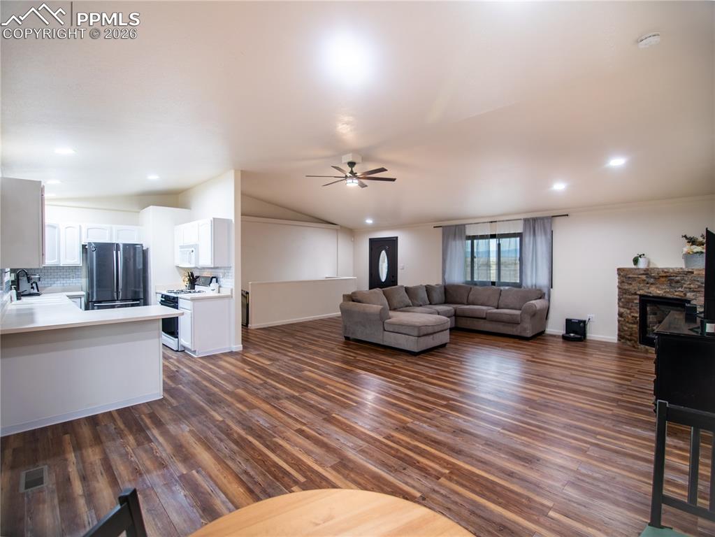 Image 9 of 30: Living Room