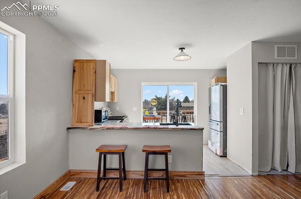 Image 11 of 32: Kitchen