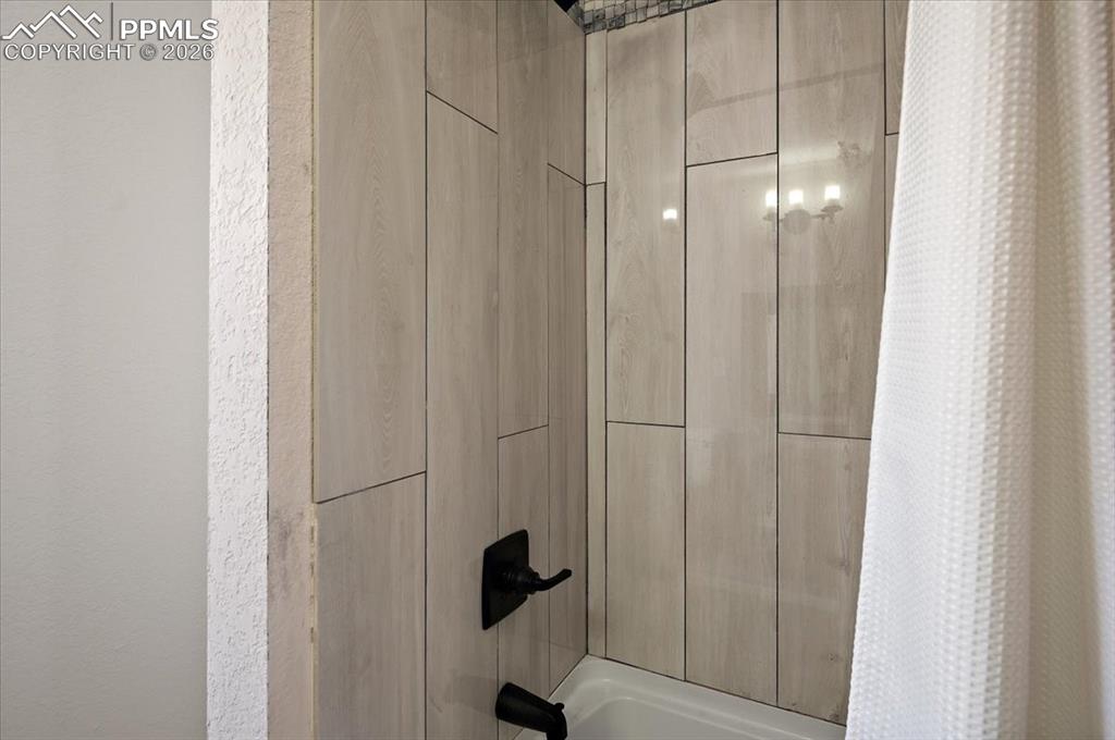 Image 14 of 32: Bathroom