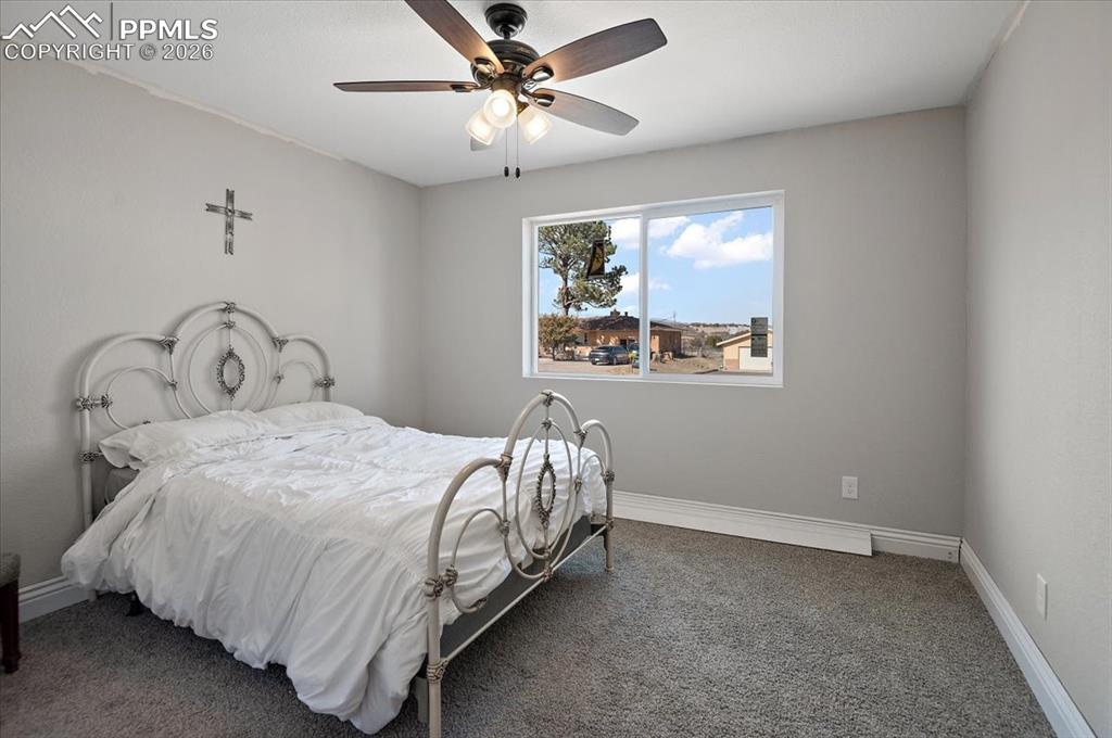 Image 22 of 32: Bedroom