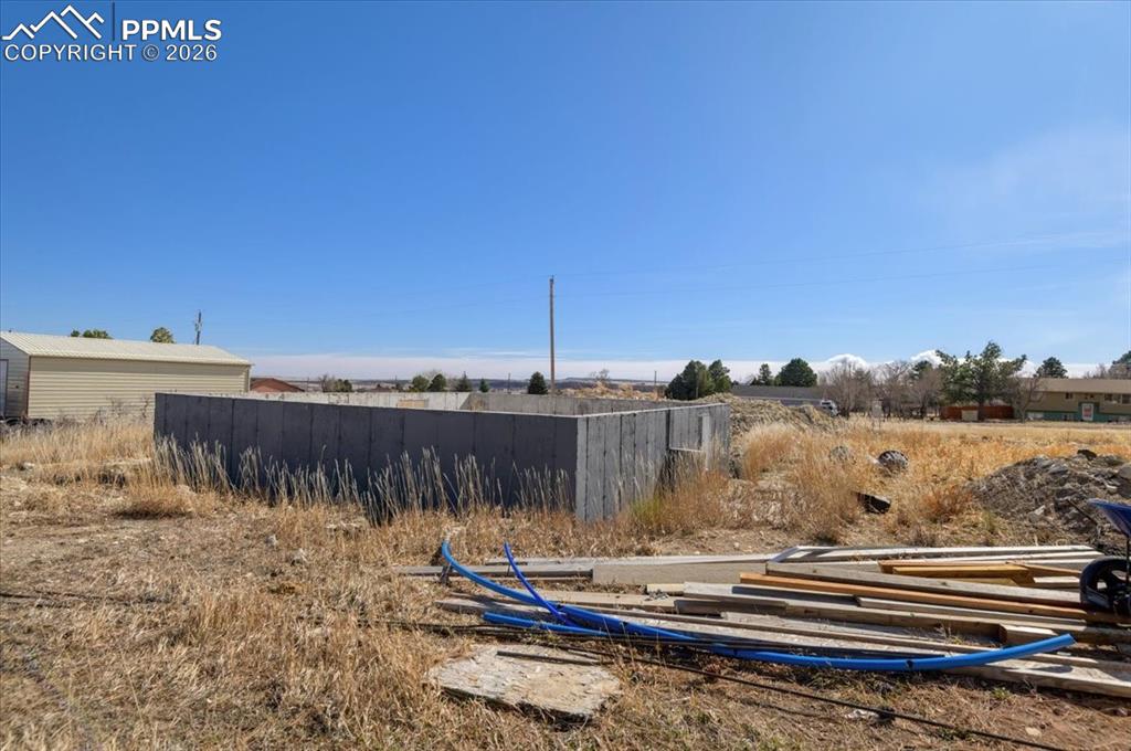 Image 25 of 32: Yard