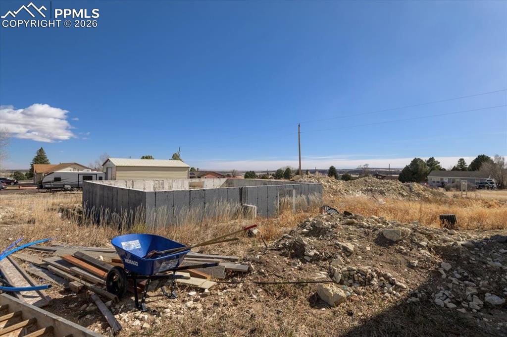 Image 27 of 32: Yard