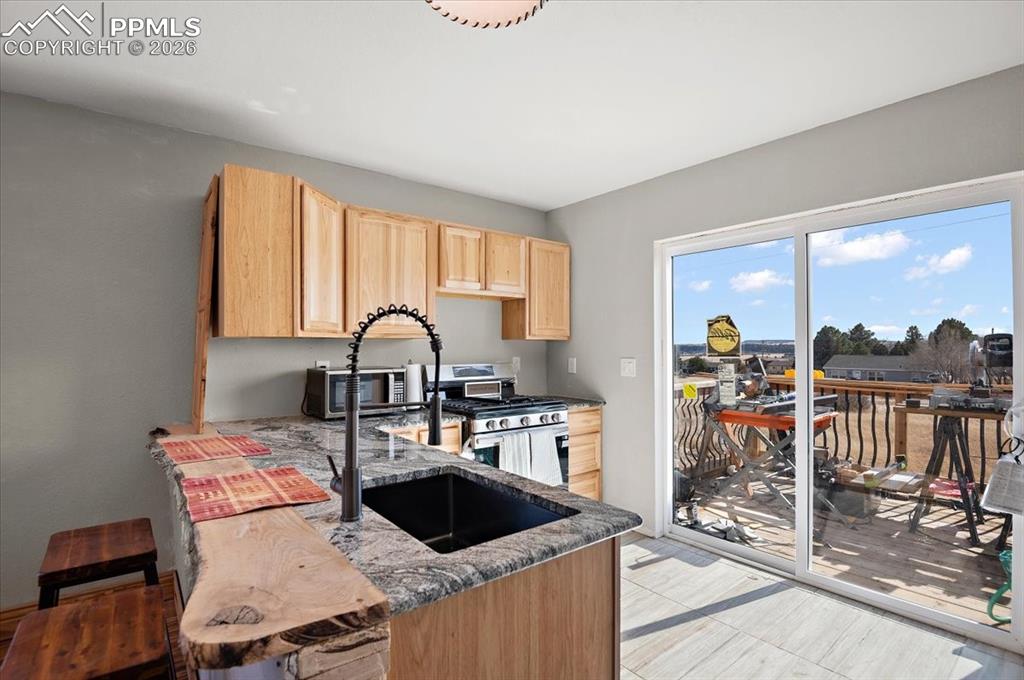 Image 4 of 32: Kitchen