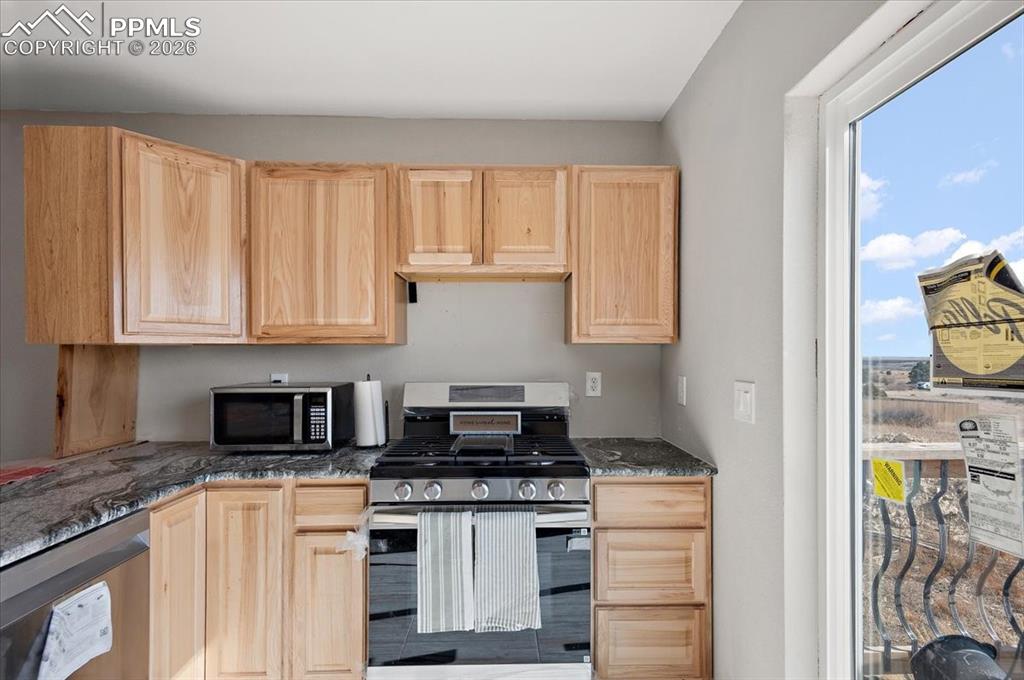 Image 5 of 32: Kitchen