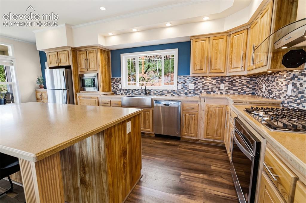 Image 7 of 30: Kitchen