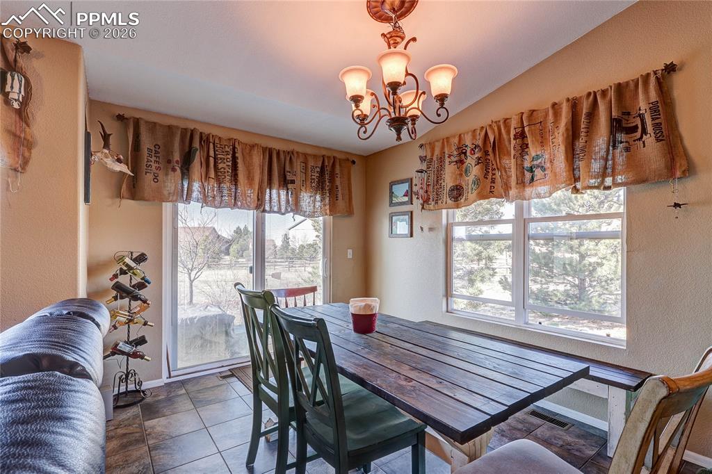 Image 10 of 50: Dining Area