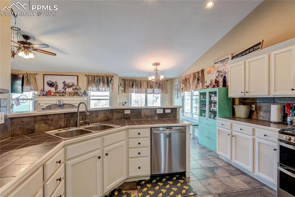 Image 14 of 50: Kitchen